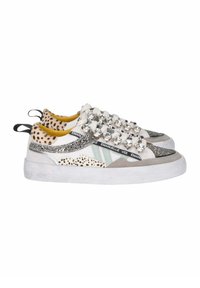 Sneakers bianchi, grigie e con stampa animalier, con dettagli glitter; presentano una punta ampia, strass decorativi e una suola testurizzata.