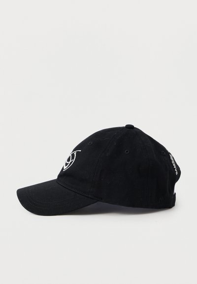Casquette de baseball noire avec un symbole d'œil brodé en blanc à l'avant et un logo en texte blanc sur le côté, présentée sur un fond blanc.