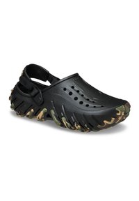 Schwarze synthetische Clogs mit camouflagemusterter Außensohle, seitlichen Belüftungsöffnungen und verstellbarem Fersenriemen für einen sicheren Sitz. Mit einer ausgeprägten strukturierten Sohle.