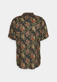 Korte mouwen shirt van donkere stof met een kleurrijk bloemen- en bladerenpatroon, met een kraag en een losse pasvorm. Geen opvallende hardwaredetails.