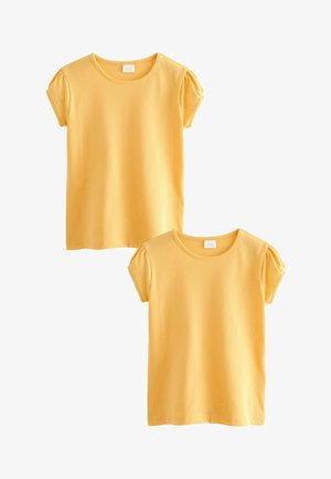 Żółte bawełniane T-shirty z krótkimi bufkami, okrągłymi dekoltami i prostym wzorem. Wyeksponowane dwa T-shirty, jeden nieco większy od drugiego.