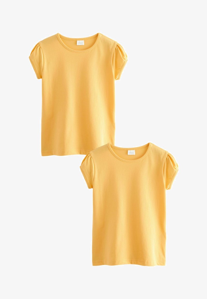 Žute pamučne majice kratkih puf rukava, okruglih izreza i jednostavnog dizajna. Prikazane su dvije majice, jedna malo veća od druge.