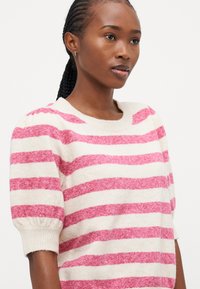 Vero Moda Petite VMDOFFY 2/4 O NECK - Paprasti marškinėliai - birch/cabaret