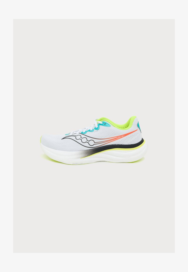 Chaussure de course blanche avec doublure vert néon, logo latéral noir et orange, et semelle blanche épaisse avec des accents noirs et jaunes, vue de côté.