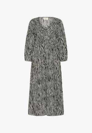 Vestido de longitud media en blanco y negro con un patrón de ondas, detalles fruncidos en la cintura y mangas de tres cuartos. Textura de tela suave.