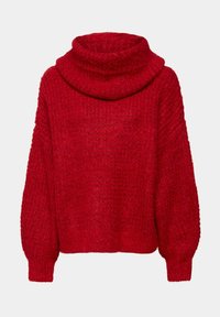 Roter, grob gestrickter Pullover mit weitem Rollkragen und langen Ballonärmeln, vor einem weißen Hintergrund präsentiert.