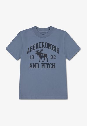 Blå T-shirt med korte ærmer med sort "Abercrombie and Fitch 1892" tekst og en elg-grafik i midten.