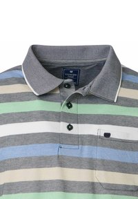 Koszulka polo w paski w zielone, jasnoniebieskie, szare i białe pasy. Z kołnierzykiem, zapinana na trzy guziki, z małą kieszonką na piersi.