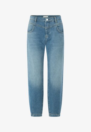 Lichtblauwe jeans met hoge taille, voorzakken, knoopsluiting, taps toelopende pijpen en subtiele vervaging op de dijen en knieën.