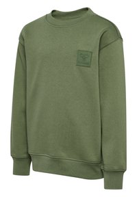 Felpa verde realizzata in tessuto morbido, con collo rotondo, polsini a coste e una patch logo testurizzata sul lato sinistro del petto.