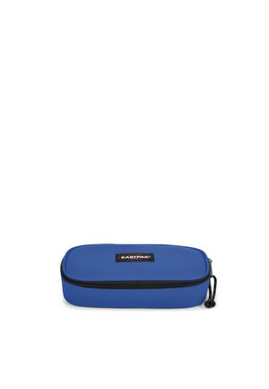 Trousse à crayons rectangulaire bleue avec fermeture éclair, bordure noire et écusson avec logo Eastpak sur le dessus, présentée fermée sur fond blanc.