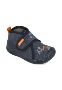 Pantofole in feltro di colore blu navy con una finitura testurizzata, dotate di un'etichetta arancione, chiusura in Velcro e disegni spaziali ricamati in bianco e arancione.