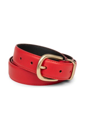 Cintura in pelle rossa arrotolata con una fibbia rotonda in metallo color oro e vari fori di regolazione su uno sfondo bianco.