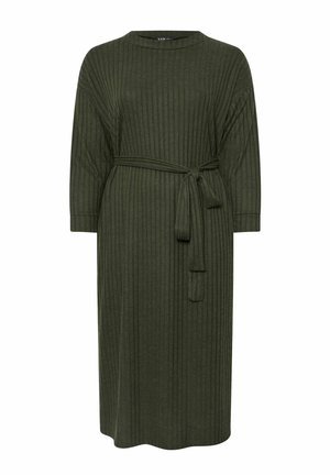 Vestido de canalé verde oliva con mangas largas y cintura ceñida con cinturón, presenta un escote redondo y un dobladillo a la altura de la rodilla. Fabricado con una suave tela texturizada.