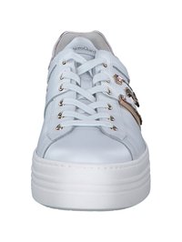 Sneaker en cuir blanc avec une semelle épaisse blanche, présentant des accents en métal doré et un design à lacets. Texture lisse avec un minimum de détails.