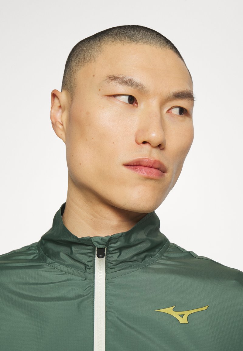 Mizuno PRINTED JACKET - Windbreaker - pineneedle/white/grün 
