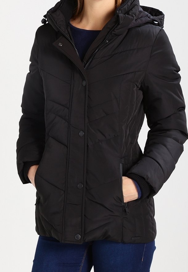 Giacca nera isolata con cappuccio, caratterizzata da un design a rombi inclinato, bottoni a pressione e tasche laterali con zip. Texture liscia.