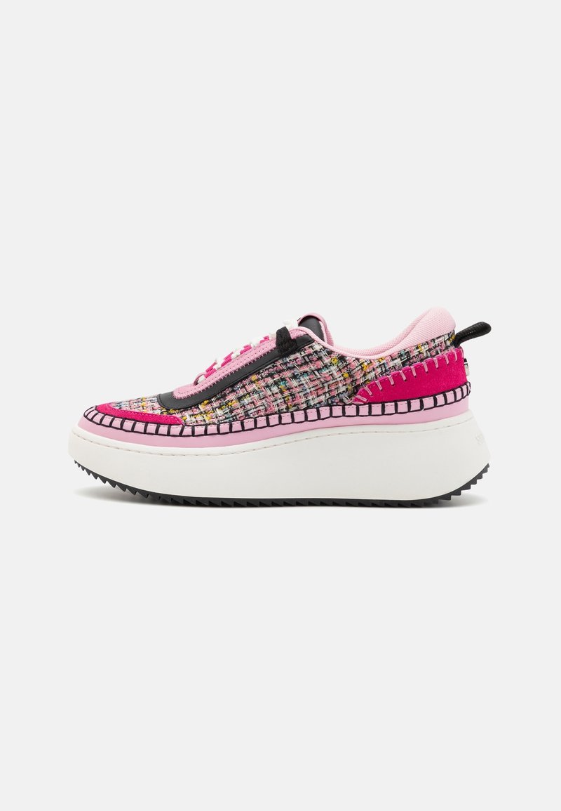 Zapatillas de plataforma con parte superior de tela tejida colorida que presenta acentos en rosa y negro, una gruesa suela blanca y suela negra con relieve.