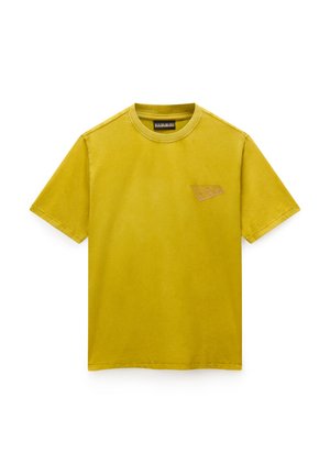 Żółta bawełniana koszulka z okrągłym dekoltem, krótkimi rękawami oraz małym nadrukowanym logo w kontrastującym kolorze po lewej stronie klatki piersiowej.