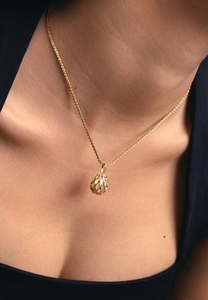 Gouden halsketting met een gestructureerde ketting en een hanger met een netachtig ontwerp, verfraaid met kleurrijke edelstenen.