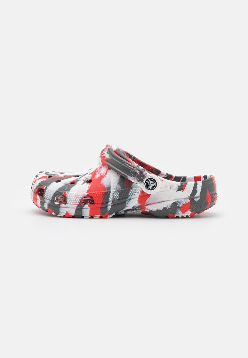 Sabot coloré avec un motif abstrait rouge, noir et blanc. Fabriqué en matériau durable ; équipé d'une bride arrière et de trous de ventilation.