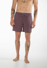 Costumi da bagno da uomo in tessuto mauve testurizzato, con elastico in vita e coulisse nera e bianca, lunghezza sopra il ginocchio, senza tasche.