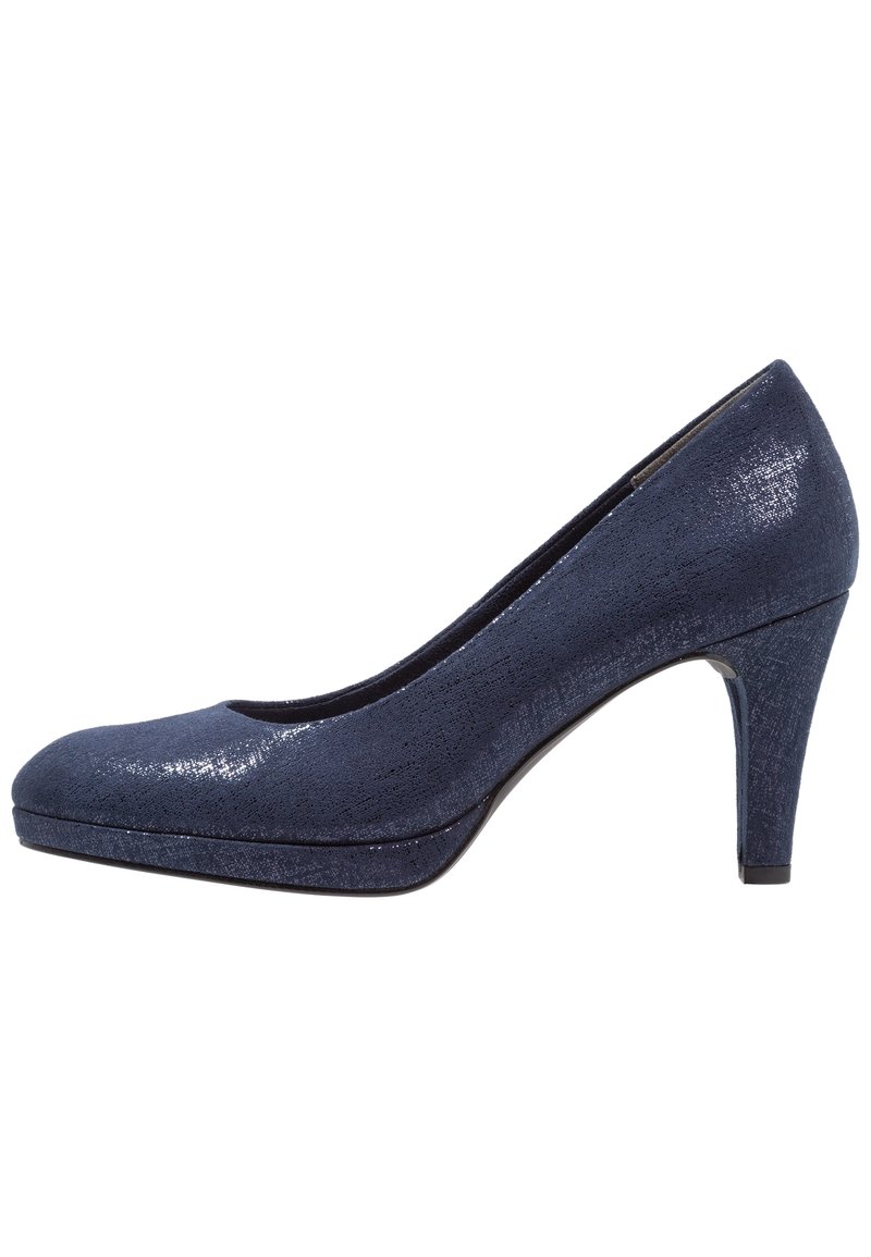 Zapato de tacón alto azul marino con punta redondeada, superficie texturizada y tacón de altura media. Acabados lisos en la punta y una plataforma sólida.