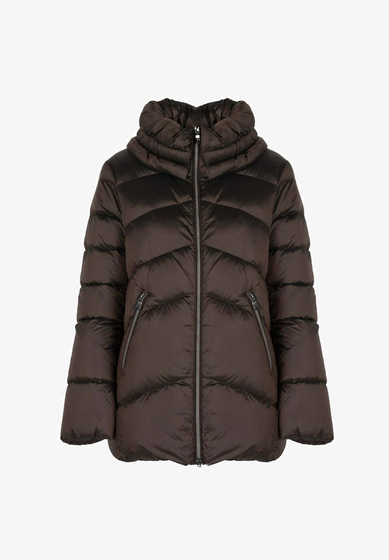 Chaqueta acolchada de color marrón oscuro con un cuello alto y fruncido, costuras en forma de chevron y dos bolsillos con cremallera en la parte delantera. Textura suave y brillante.
