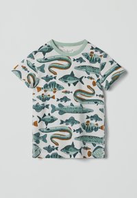Kurzarm-T-Shirt aus Baumwolle mit einem mehrfarbigen Fischmuster auf weißem Hintergrund. Akzent in hellgrün am Kragen.