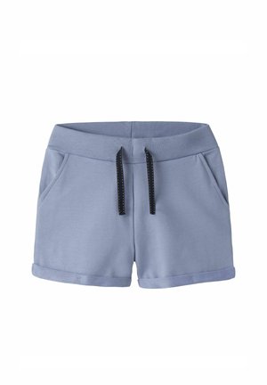 Hellblaue Freizeitshorts mit geripptem elastischem Bund, schwarzem Kordelzug, seitlichen Taschen und aufgerollten Säumen, freigestellt vor weißem Hintergrund.