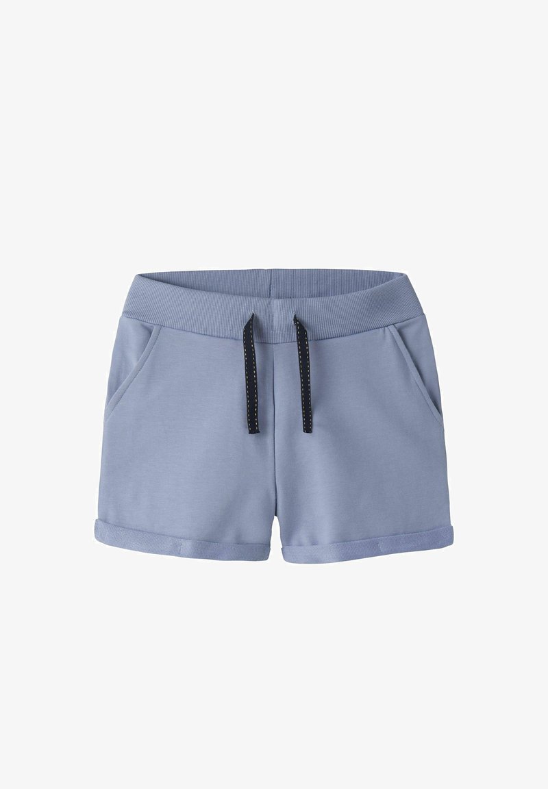Hellblaue Freizeitshorts mit geripptem elastischem Bund, schwarzem Kordelzug, seitlichen Taschen und aufgerollten Säumen, freigestellt vor weißem Hintergrund.
