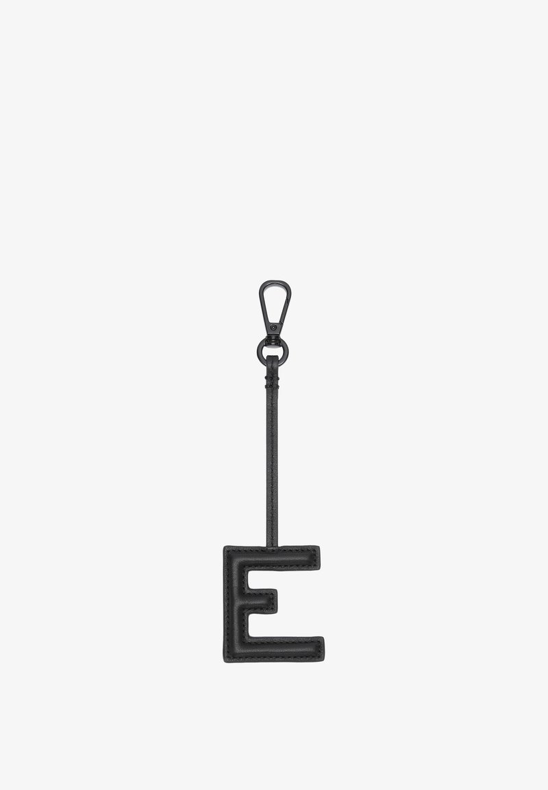 Porte-clés en cuir noir avec une grande lettre majuscule "E" attachée à un fermoir et un anneau en métal noir.