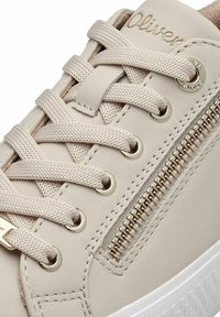 Beige Leder-Sneaker mit runden Schnürsenkeln, goldfarbenen Ösen, einem dekorativen seitlichen Reißverschluss und einer strukturierten weißen Gummisohle.