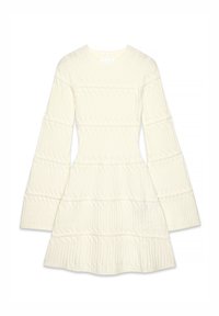 Balta adīta kleita ar ribotu tekstūru, garām zvana piedurknēm un izpletu apakšmalu ar horizontālām šuvēm. Klasisks apaļais izgriezums.