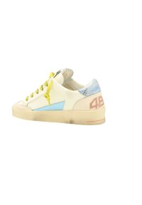 Sneaker bianca con lacci gialli, dettagli in pelle blu e tallone testurizzato. Presenta un "48" rosa e un retro in blu chiaro con motivo rettile.