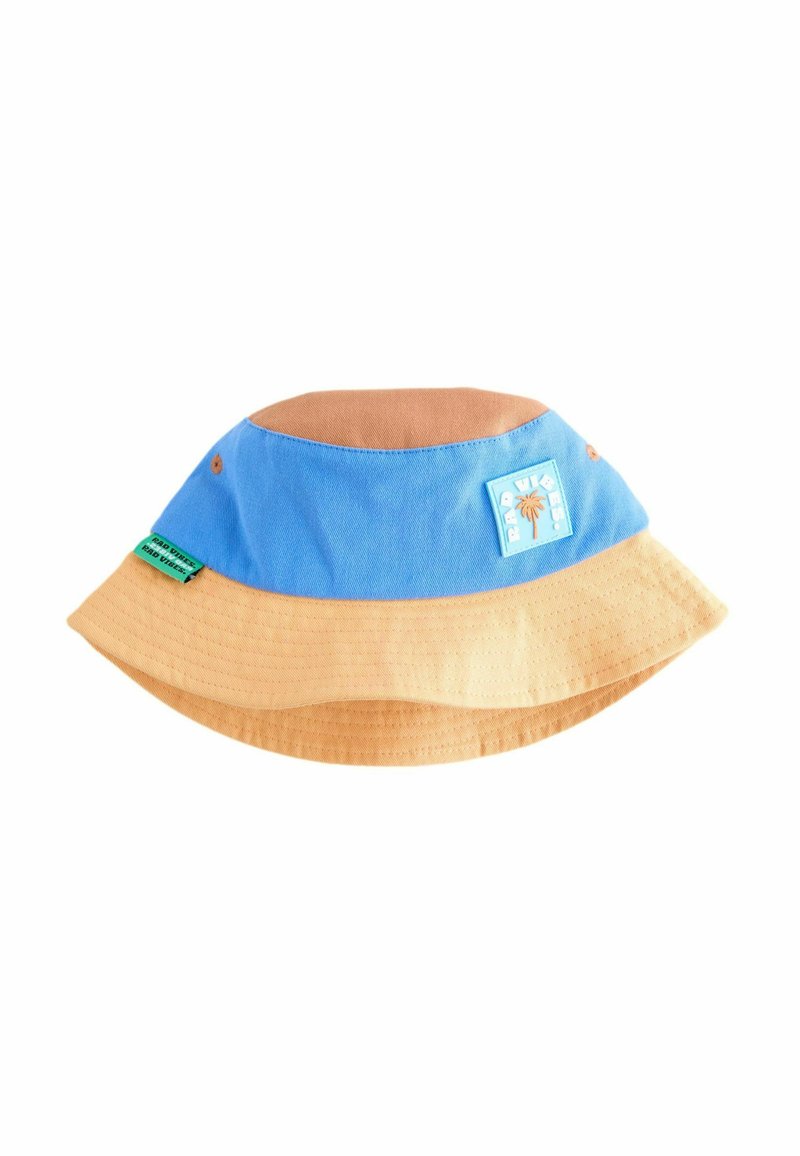 Ein Bucket Hat aus blauem und braunem Stoff. Verfügt über ein strukturiertes Akzentband und ein quadratisches Patch mit einem Palmenbaum-Logo.