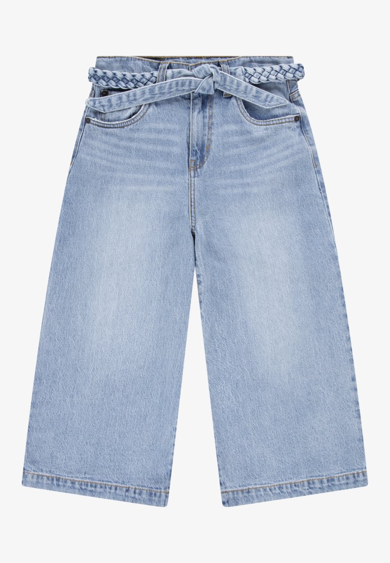 Pantaloni culotte in denim blu chiaro con una cintura in tessuto intrecciato. Presentano un design a gamba ampia, stile a cinque tasche e dettagli a orlo sfilacciato.