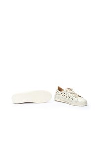 Hvide lædersneakers med udskårne blomster mønstre, syede detaljer og en tekstureret gummisål. Har runde snørebånd og en tan indersål.