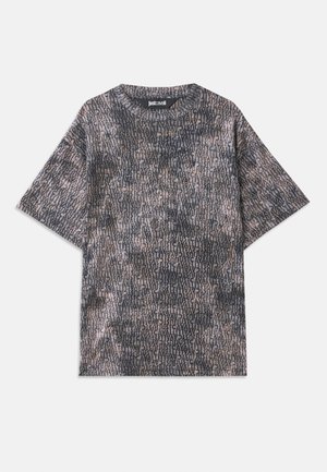 Camiseta gris de manga corta con una textura que destaca y un estampado negro en toda la prenda, con el nombre de la marca visible cerca del cuello.