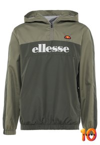 Zelená mikina s kapucí, s půlzipem na přední straně, bílým logem "ellesse" a barevným emblémem na levé hrudi. Elastické zápěstí.