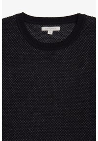 Strikket sweater i mørk marineblå med et struktureret mønster, der har en rund halsudskæring og et mærke med teksten "DAN JOHN", størrelse M.