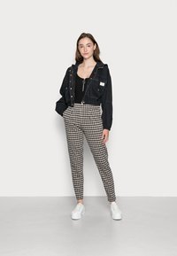 ICHI IHKATE - Pantalon classique - black