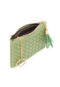 Geflochtene grüne Lederhandtasche mit einem Reißverschluss, goldfarbener Hardware und einem Quastendetail. Verfügt über einen runden Schlüsselring-Anhänger.