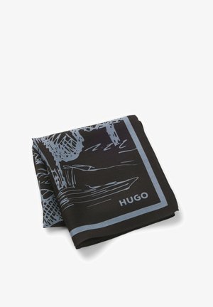 Schwarzer Schal mit einem hellblauen abstrakten Muster, gefaltet mit einem einfarbigen Rand und "HUGO"-Logo in der Ecke. Glatte Textur, rechteckige Form.
