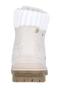 Botín de cuero blanco hasta el tobillo con un puño de piel sintética con textura de canalé, costuras decorativas, suela de goma texturizada y una etiqueta "WHISTLER" en el talón.