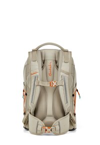 Beige Rucksack mit gepolsterten, verstellbaren Trägern, Netzmuster, orangefarbigen Akzenten und Schnallen. Verfügt über ein strukturiertes Rückenteil zur Unterstützung.