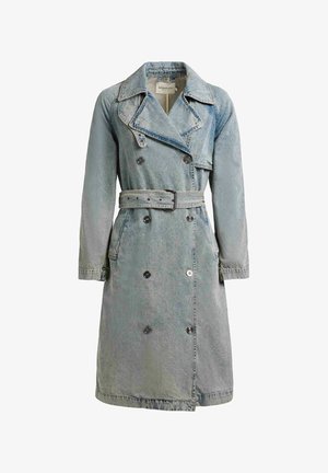 Trenci din denim albastru deschis, cu rever larg, nasturi dubli în față, curea în talie și buzunare laterale.