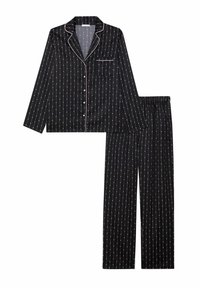 Zwart pyjama set met een collared top met roze knopen en een zak, en bijpassende broek met verticale witte en roze patronen, gemaakt van een gladde stof.