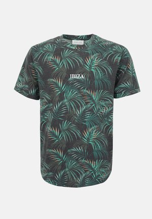 Σκούρο γκρι μπλουζάκι με εκτύπωση από πράσινα και καφέ τροπικά φύλλα φοινικόδεντρων και κείμενο "IBIZA" στο κέντρο του στήθους.