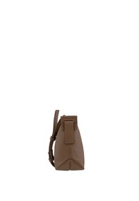 Bolso de mano de cuero marrón con una superficie texturizada, base triangular, asa plana y cierre con solapa. Diseño compacto con una forma estructurada.